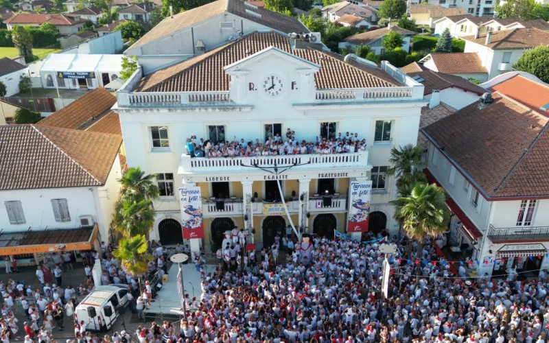 Ouverture des fêtes de Saint-Vincent-de-Tyrosse depuis le balcon de la mairie