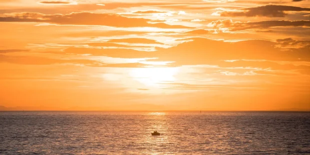 Bateau océan au coucher de soleil