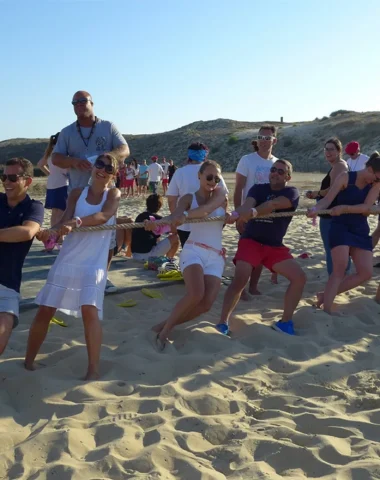 une activité de team-building pendant un séminaire d'entreprise sur le sable, du tir à la corde dans les Landes Atlantique Sud