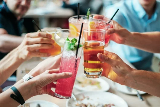 un apéritif lors d'une soirée privée d'un séminaire dans les landes.