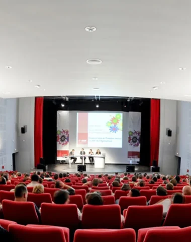 l'auditorium du centre de séminaire de Moliets-et-Maâ dans les Landes pour vos séminaire et réunions d'entreprise.