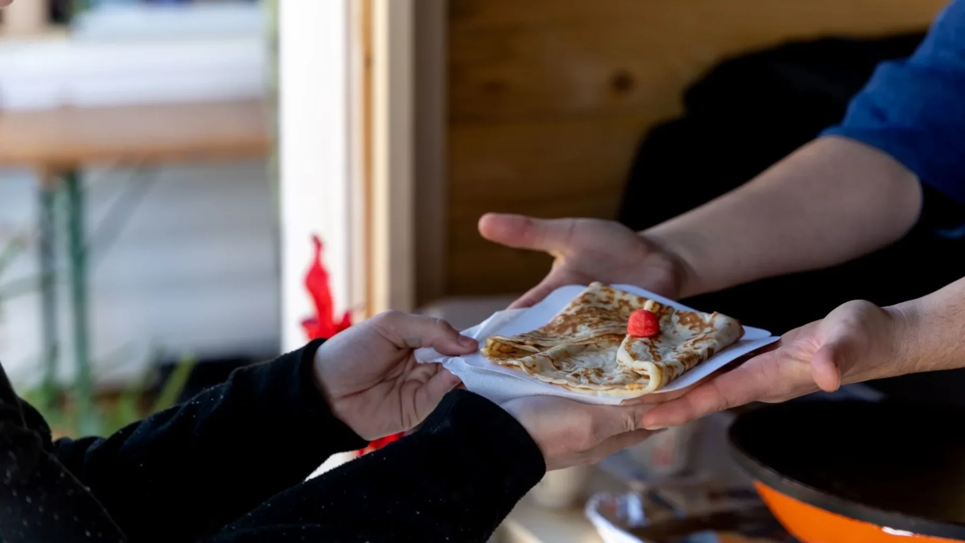 Marché de Noël à Capbreton, marchand de crèpe.