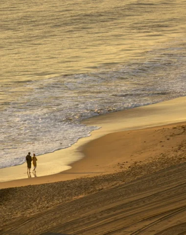 Couple marchant sur le sable