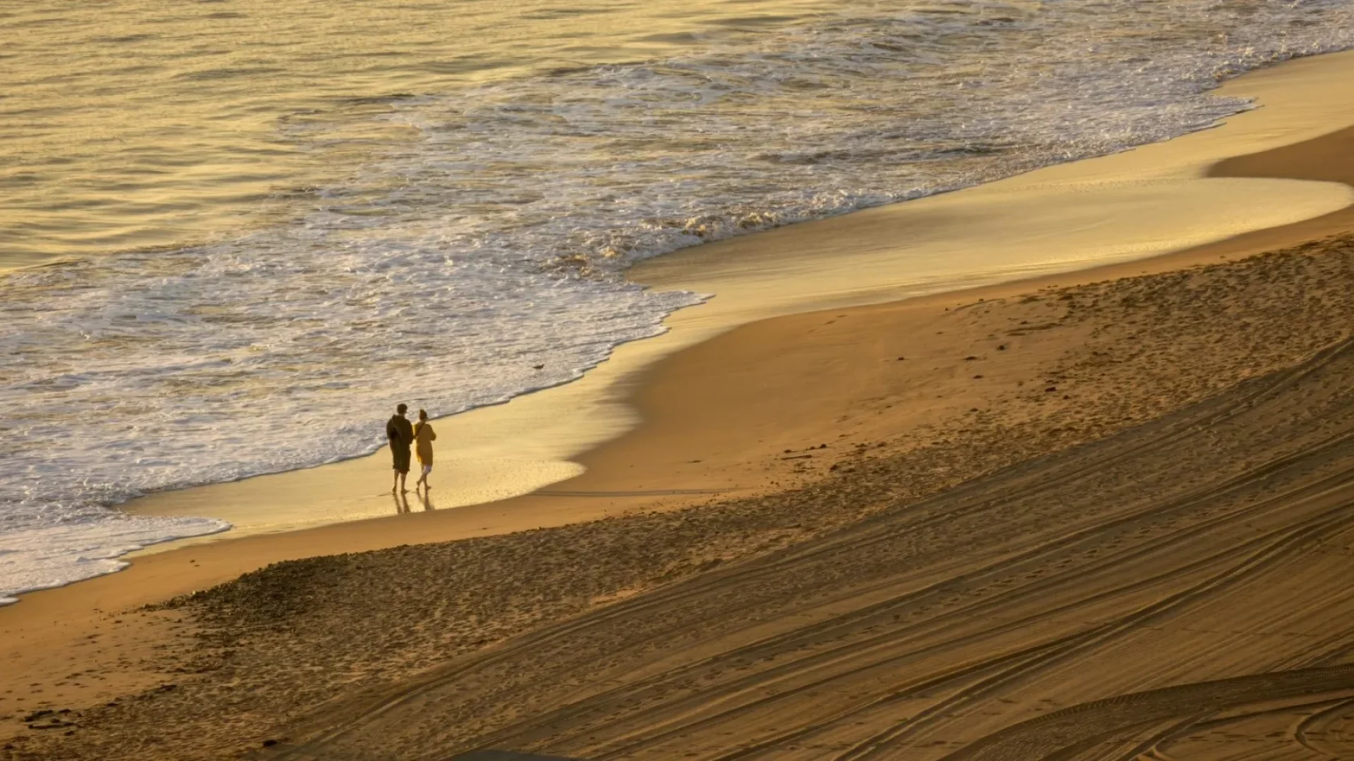 Couple marchant sur la plage