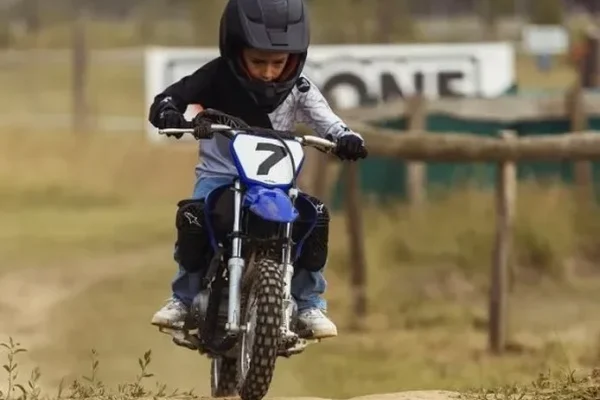 un enfant qui fait de la mini moto dans les landes