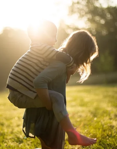 des enfants qui s'amusent à l'exterieur dans les landes