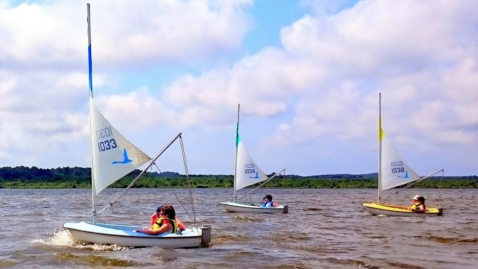 handivoile sur le lac de Soustons dans les Landes, bateau adapté aux PMR personnes à mobilité réduite