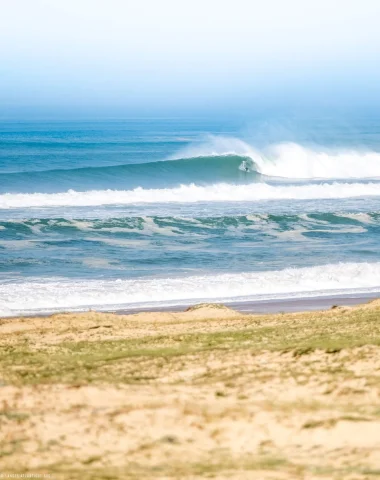 Une vague parfaite sur la plage d'Hossegor dans les Landes