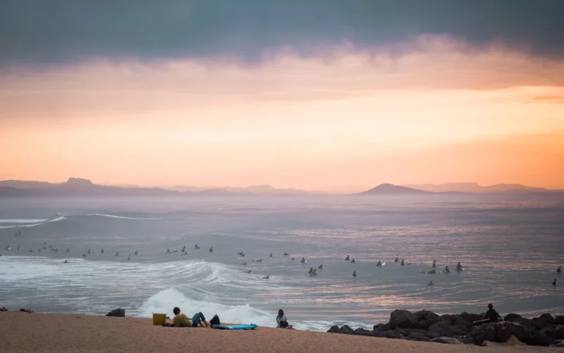 Coucher de soleil sur l'Océan à Capbreton avec vue sur les Pyrénées proches