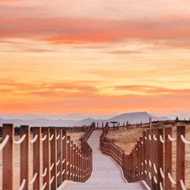 coucher de soleil sur les Pyrénées depuis la promenade de la plage de Labenne