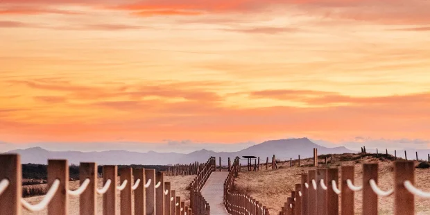 coucher de soleil sur les Pyrénées depuis la promenade de la plage de Labenne