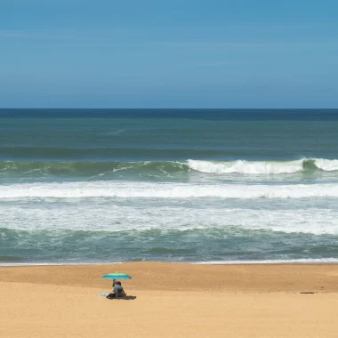 vue des vagues à surf de la plage de Labenne