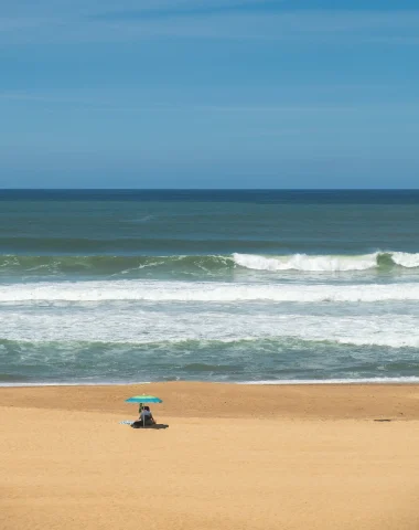 vue des vagues à surf de la plage de Labenne