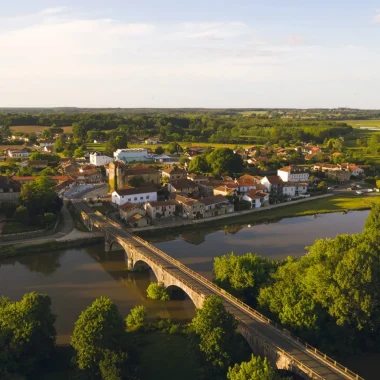 vue du pont saint jean et du village de saubusse