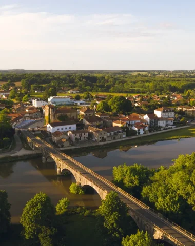 vue du pont saint jean et du village de saubusse