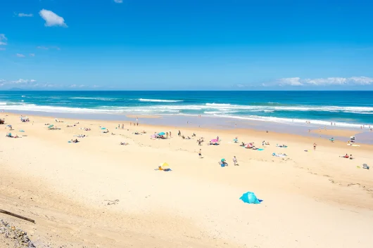 plage des landes avec ses vagues pour le surf