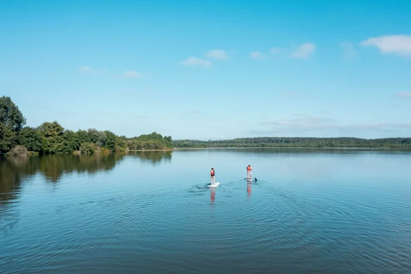 Deux personnes font du Paddle sur le lac de Soustons