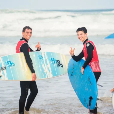 Jeunes surfeurs débutants sur une plage landaise