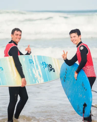 Jeunes surfeurs débutants sur une plage landaise