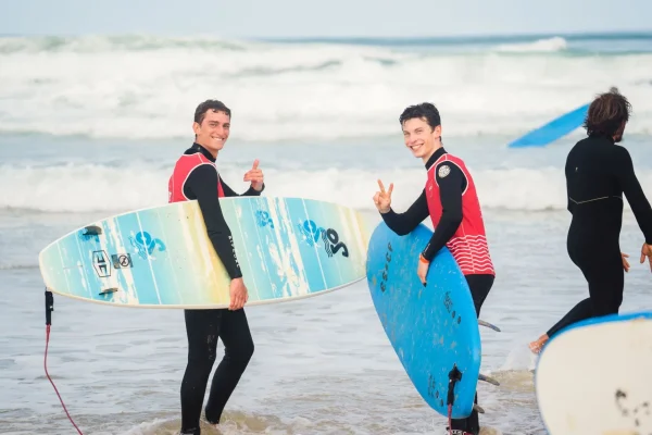 Jeunes surfeurs débutants sur une plage landaise