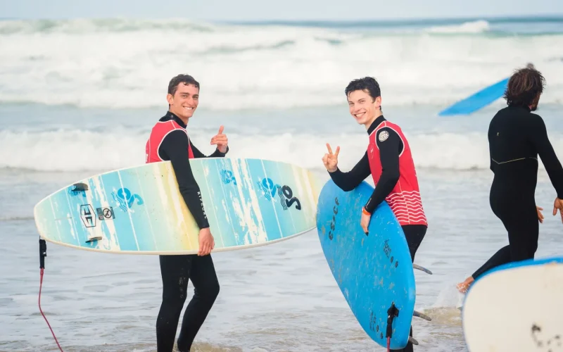 Jeunes surfeurs débutants sur une plage landaise