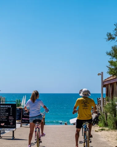 A vélo face à la plage centrale de Vieux-Boucau