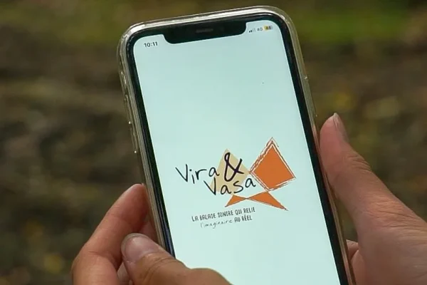 Un téléphone est tenu dans des mains avec application Vira&Vasa ouverte