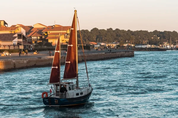 Voilier de retour au port de Capbreton sous le coucher de soleil