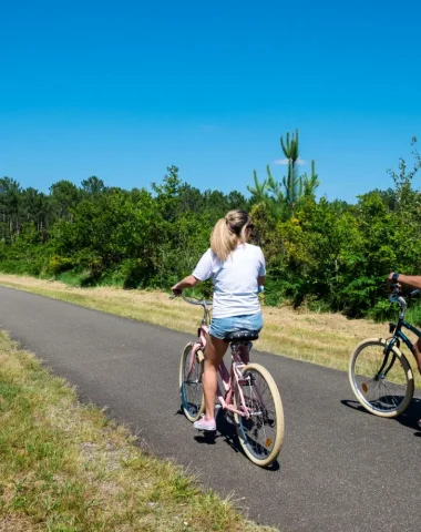 Balade à vélo sur une piste cyclable entre Vieux-Boucau, Messanges et Moliets