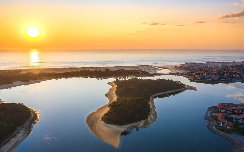 coucher de soleil sur le lac marin de port d'albret à vieux boucau