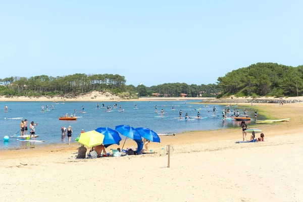 La plage surveillée du lac marin, la sauvagine, à Soustons Plage