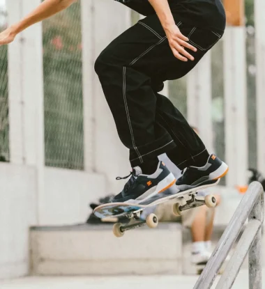 Lukas, jeune skater qui s'entraine pour les compétitions internationales dans la zone de street du skatepark de Capbreton