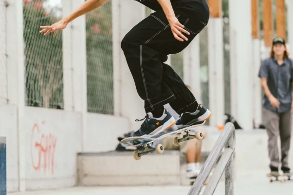 Lukas, jeune skater qui s'entraine pour les compétitions internationales dans la zone de street du skatepark de Capbreton