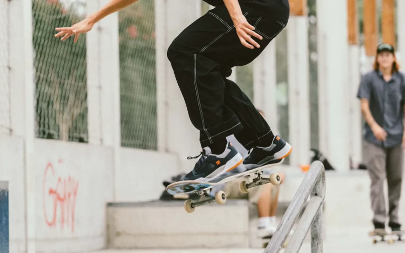 Lukas, jeune skater qui s'entraine pour les compétitions internationales dans la zone de street du skatepark de Capbreton