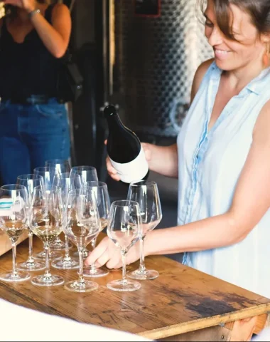 Le sourire éclatant au moment de la dégustation du vin des dunes au domaine de la pointe