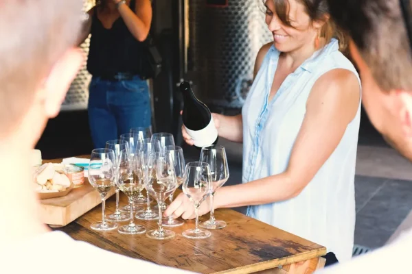 Le sourire éclatant au moment de la dégustation du vin des dunes au domaine de la pointe