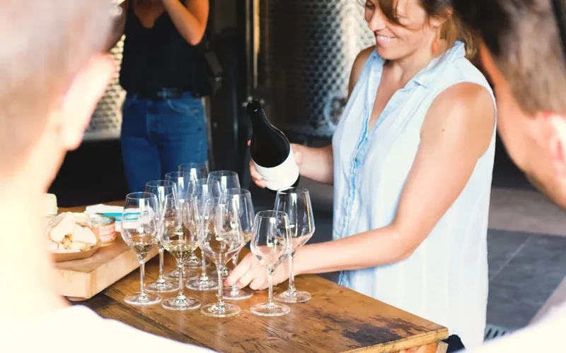 Le sourire éclatant au moment de la dégustation du vin des dunes au domaine de la pointe