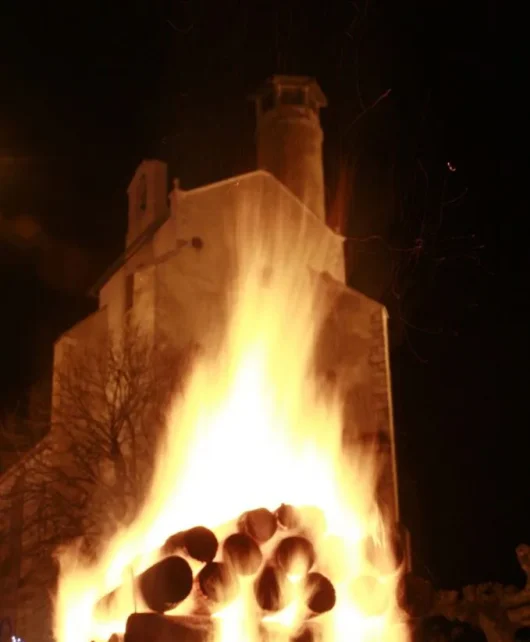 Tradition de la Torele de Noël devant l'église et sa tour cylindrique de Capbreton