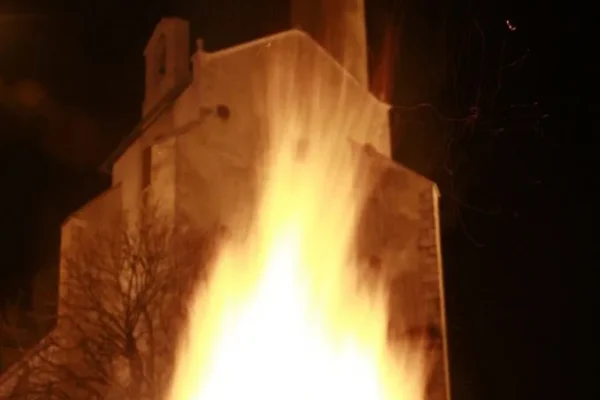 Tradition de la Torele de Noël devant l'église et sa tour cylindrique de Capbreton