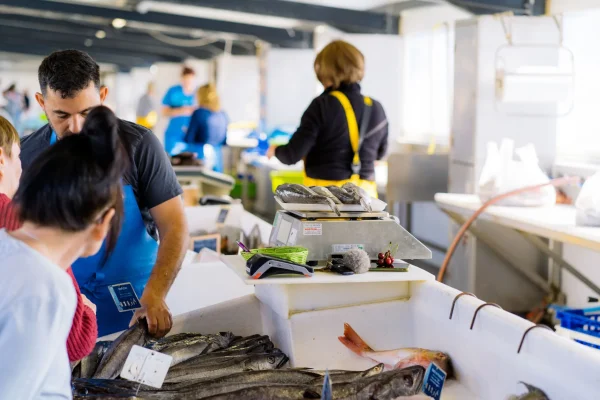 Des conseils avisés au marché aux poissons de Capbreton