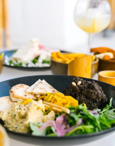 Table colorée au restaurant le Baya en front de mer à Capbreton