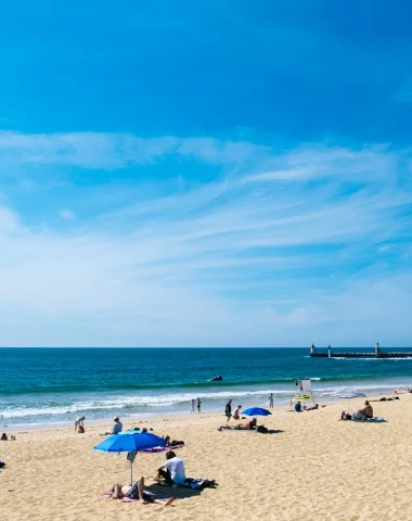 Plage la Centrale à Capbreton sous un grand ciel bleu.