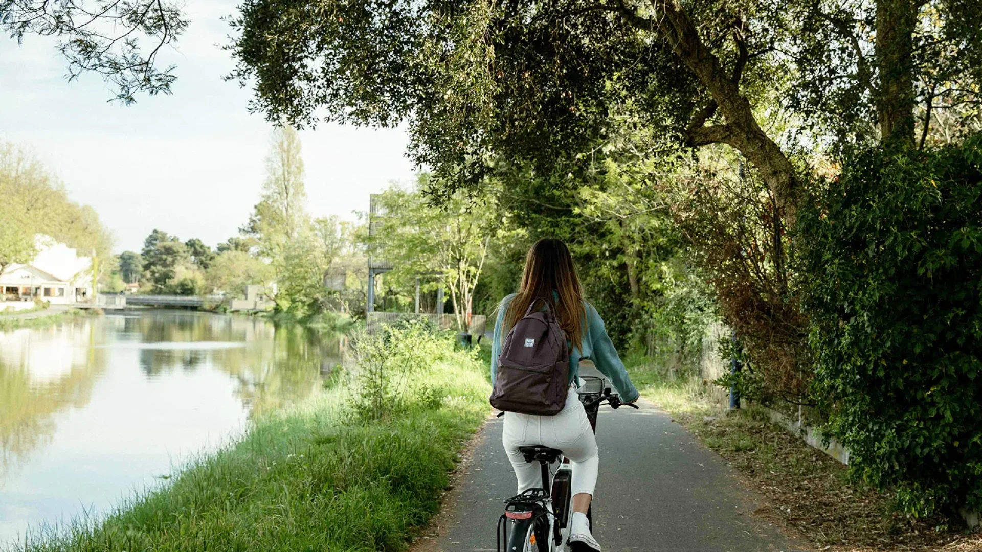 Promenade à vélo le long du canal du Boudigau à Capbreton