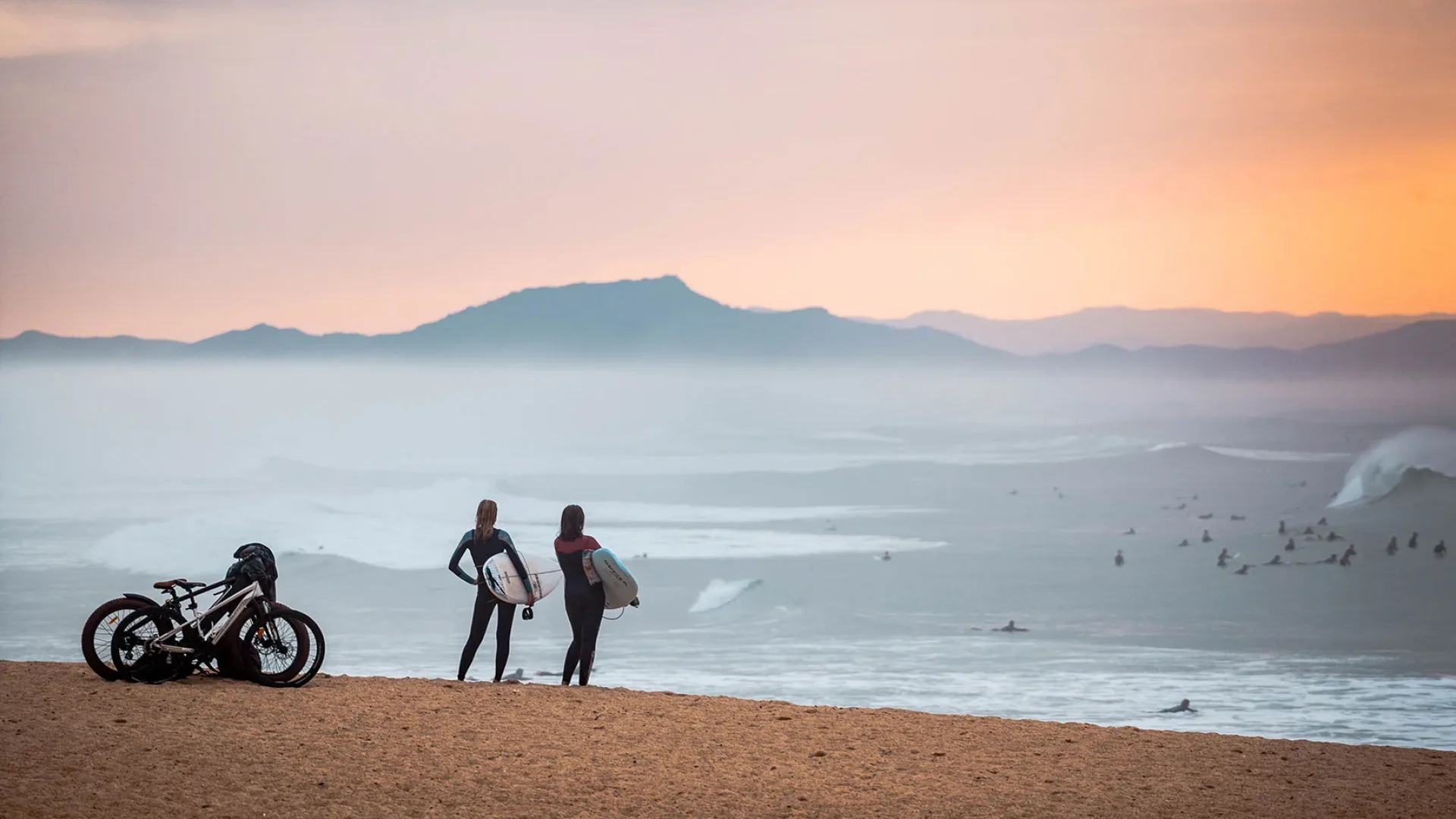 Surfeuses sur la plage du santocha en fatbike prêtent à aller surfer.