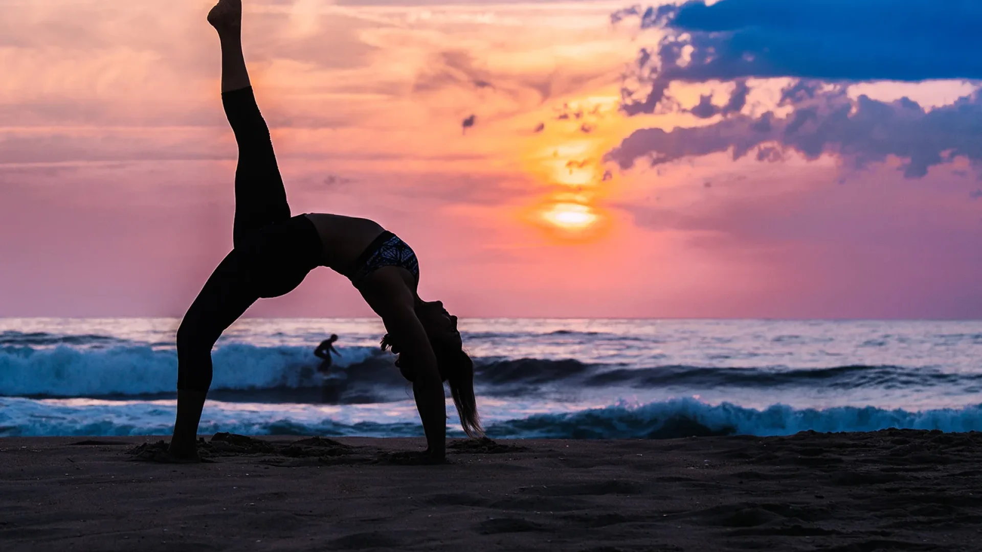 séance de yoga au coucher de soleil sur la plage de Capbreton