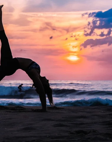 séance de yoga au coucher de soleil sur la plage de Capbreton