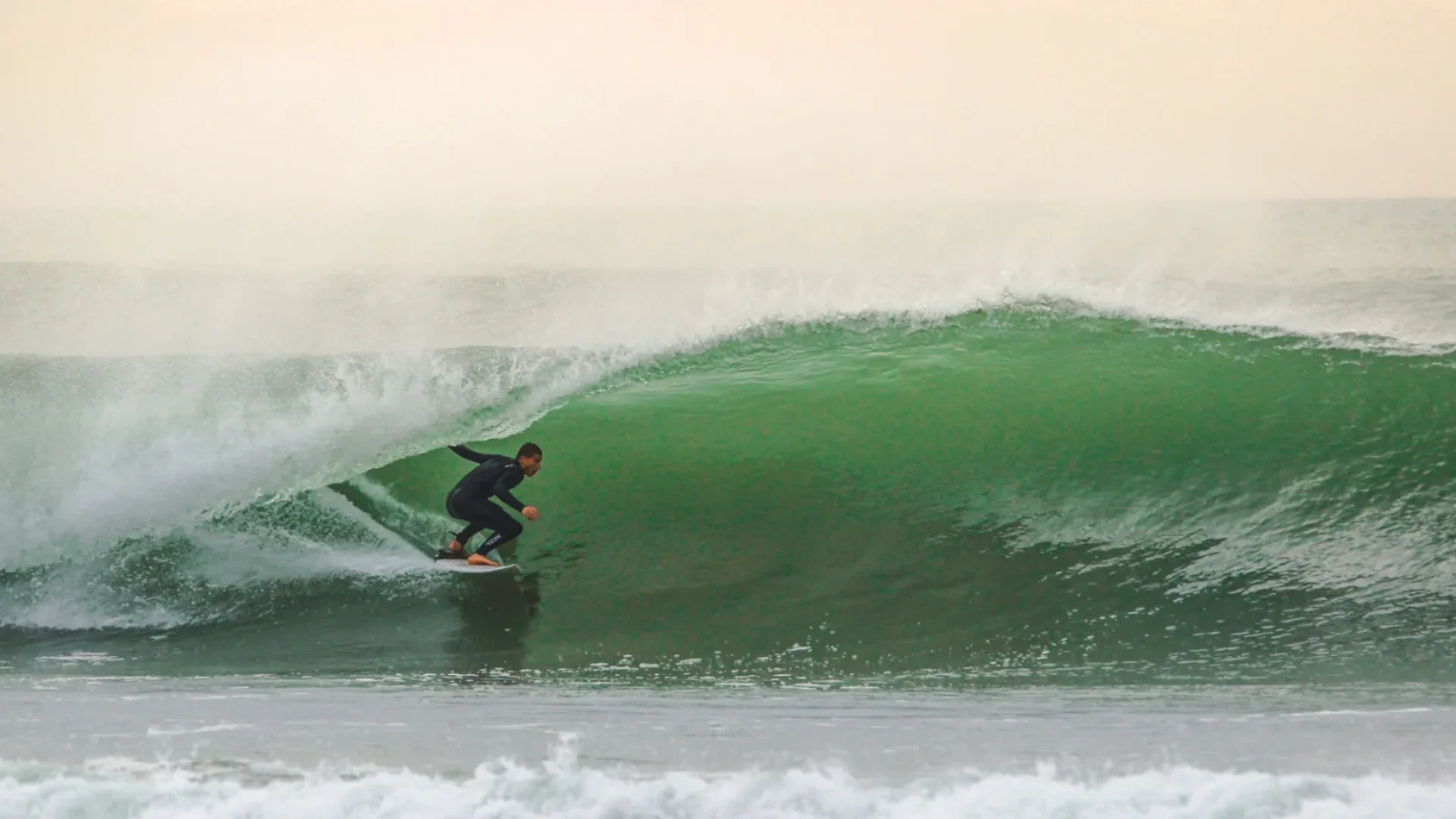 Surfer qui prend un tube dans l'océan à Capbreton.