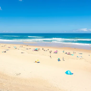 Farniente et jeux de sable sur une plage landaise lors d'un printemps ensoleillé sur la Côte Sud des Landes