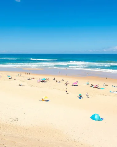 Farniente et jeux de sable sur une plage landaise lors d'un printemps ensoleillé sur la Côte Sud des Landes