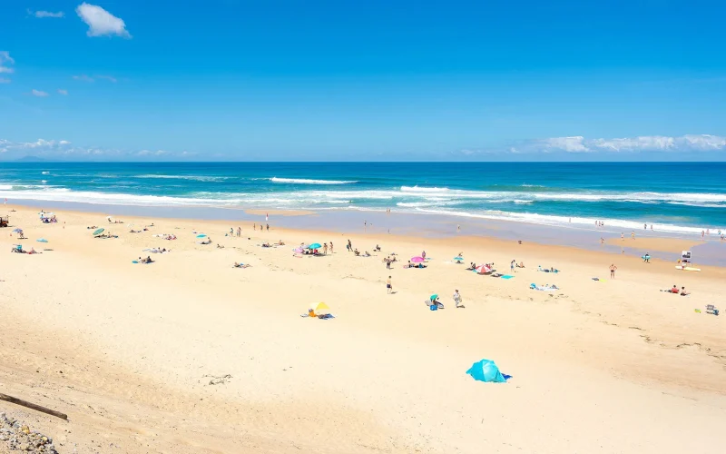 Farniente et jeux de sable sur une plage landaise lors d'un printemps ensoleillé sur la Côte Sud des Landes